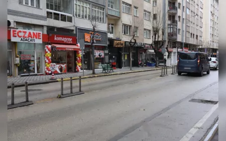 Atatürk Caddesi'nde Sola Dönüş Yasağı Devam Ediyor: Acil Araçlar İçin Ercan Sokak İstisnası