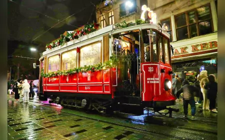 İETT’den Yılbaşı Coşkusu: Nostaljik Tramvay Yeni Yıla Özel Tasarımıyla İstiklal’de