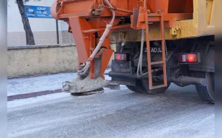 Tepebaşı Belediyesi’nden Kış Mesaisi: Buzlanmaya Karşı 7/24 Tuzlama
