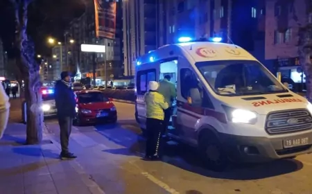 Çorum’da Motokurye Yayaya Çarpıp Kaçtı: Polis Kaçan Sürücünün Peşinde