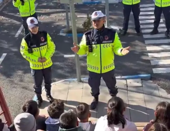 Hakkari Jandarmasından Çocuklara Trafik Eğitimi: Uygulamalı Parkurla Bilinçlendirme
