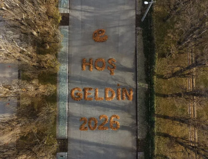 Yapraklarla Yazılan Sıcacık Mesaj: “Hoş Geldin 2026”