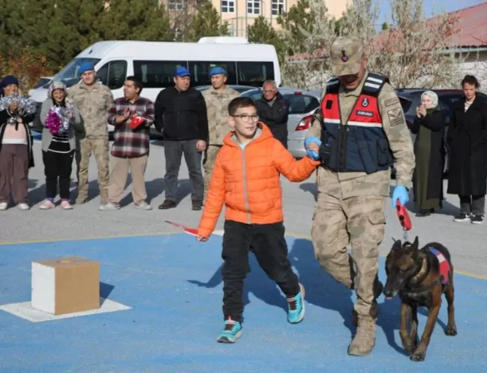 Erciş’te Jandarma’dan Özel Gereksinimli Bireylere Anlamlı Ziyaret
