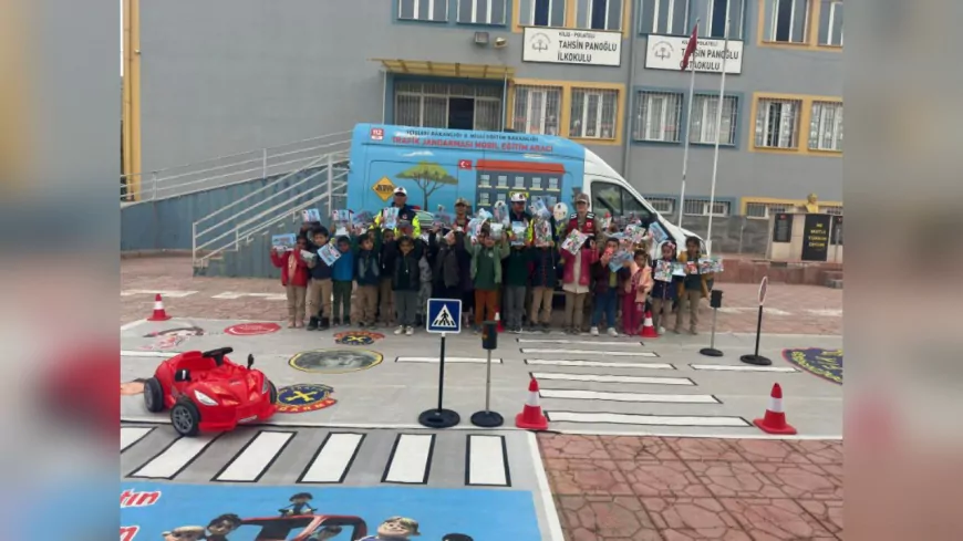 Kilis'te İlkokul Öğrencilerine Jandarmadan Uygulamalı Trafik Eğitimi
