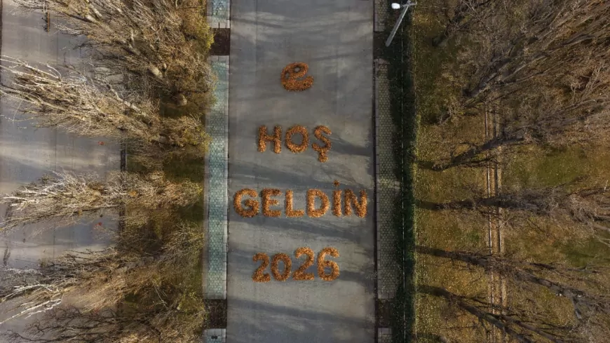 Yapraklarla Yazılan Sıcacık Mesaj: “Hoş Geldin 2026”