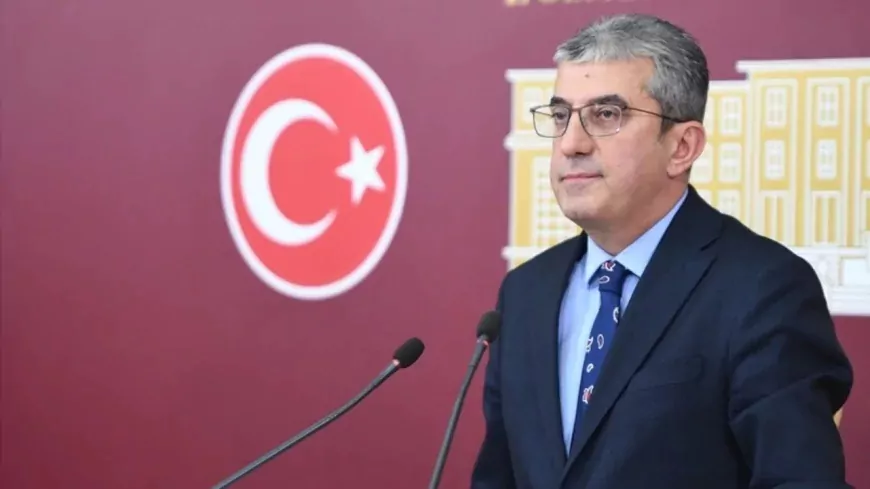 CHP’li Gökhan Günaydın: “AKP kendi enkazını alkışlıyor, bütçe faize gidiyor, halkın derdi konuşulmuyor”