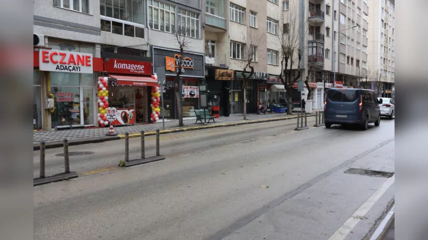 Atatürk Caddesi'nde Sola Dönüş Yasağı Devam Ediyor: Acil Araçlar İçin Ercan Sokak İstisnası