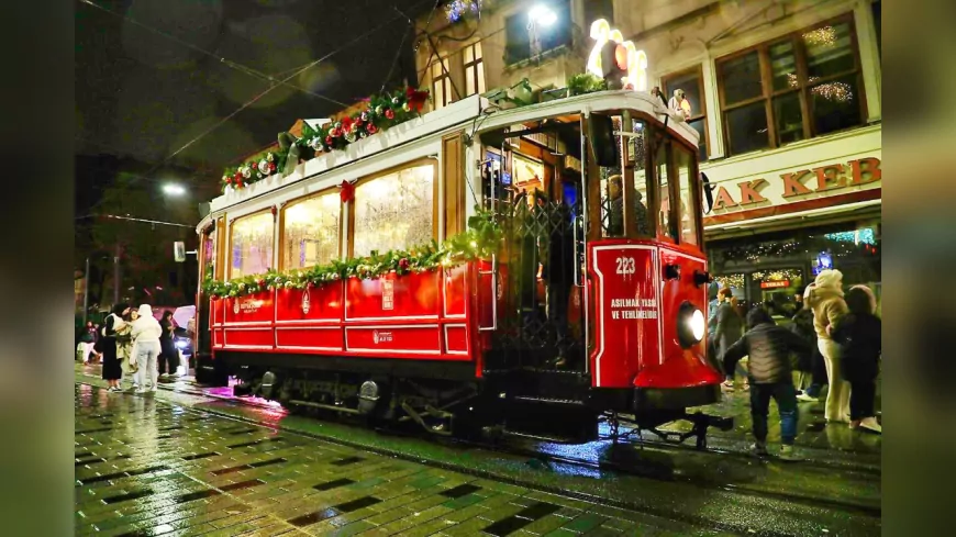 İETT’den Yılbaşı Coşkusu: Nostaljik Tramvay Yeni Yıla Özel Tasarımıyla İstiklal’de