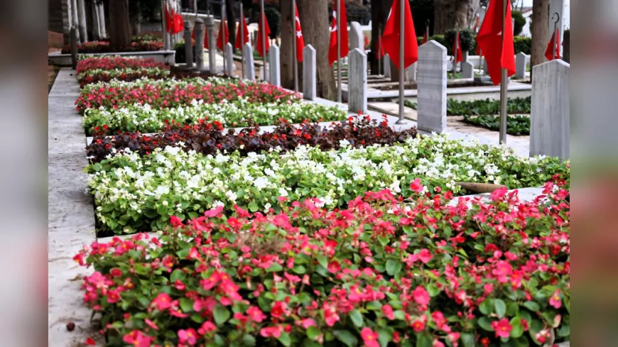 Kocaeli Büyükşehir'den Şehitliklerde Duyarlı Dokunuş