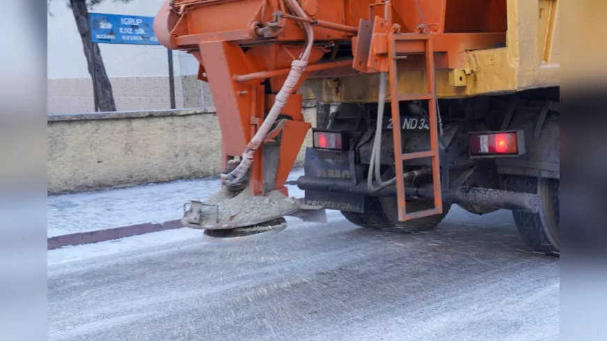 Tepebaşı Belediyesi’nden Kış Mesaisi: Buzlanmaya Karşı 7/24 Tuzlama