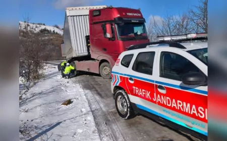 Ardahan Jandarması Yoğun Kar Yağışında Mahsur Kalan Vatandaşların Yardımına Koştu