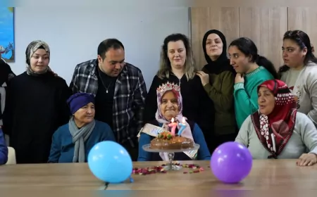 Hayatının İlk Doğum Gününü 77 Yaşında Kutladı