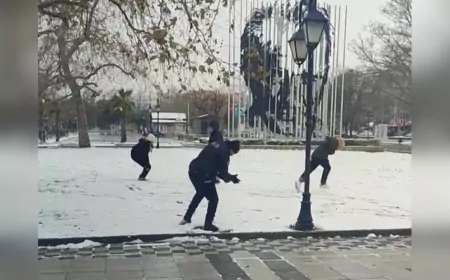 Tekirdağ’da Polis ve Çocuklardan Kartopu Keyfi