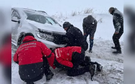 Ardahan Jandarması Zorlu Kış Şartlarında Vatandaşların Yanında