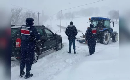 Jandarma Ekipleri, Yoğun Kar Yağışında Mahsur Kalan Vatandaşların Yardımına Koştu