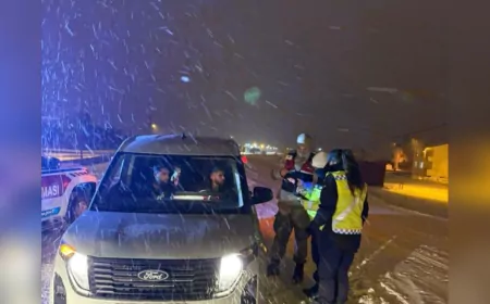 Ardahan Jandarması, Kar Yağışı Nedeniyle Riskli Bölgelerde Denetimlerini Sürdürüyor