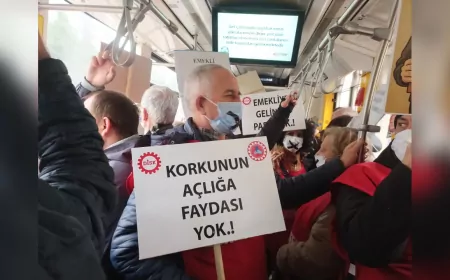 Emeklilerden Sessiz Tramvay Protestosu: Geçim Sıkıntısına Dikkat Çektiler