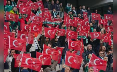 Bursaspor Tribünleri Türk Bayraklarıyla Kırmızı-Beyaza Büründü