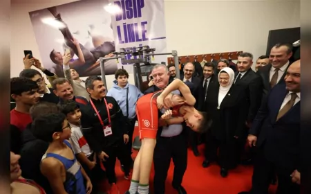 Bakan Dr. Osman Aşkın Bak Eskişehir’de Spor Tesisleri Açtı, Gençlerle Buluştu