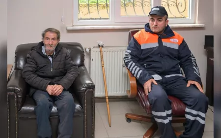 Esenyurt’ta Örnek Davranış: Belediye Personeli Bulduğu Parayı Sahibine Teslim Etti