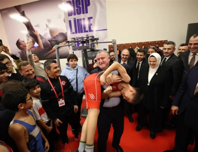 Bakan Dr. Osman Aşkın Bak Eskişehir’de Spor Tesisleri Açtı, Gençlerle Buluştu