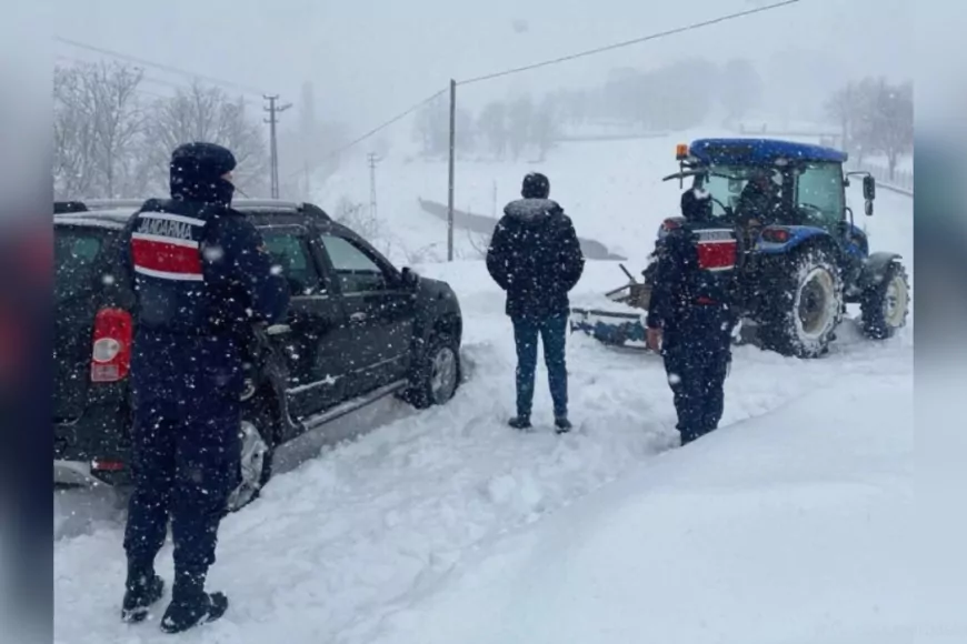 Jandarma Ekipleri, Yoğun Kar Yağışında Mahsur Kalan Vatandaşların Yardımına Koştu