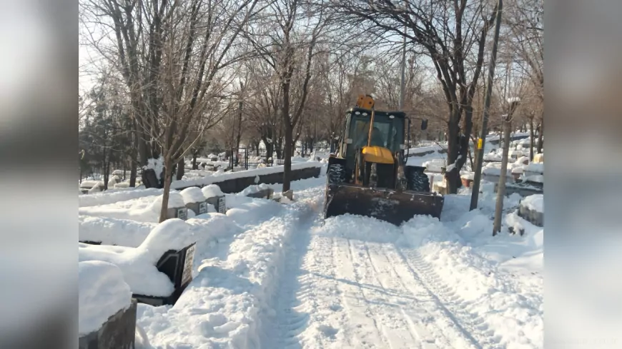 Diyarbakır’da Mezarlıklarda Kar Küreme ve Tuzlama Çalışmaları Yapıldı