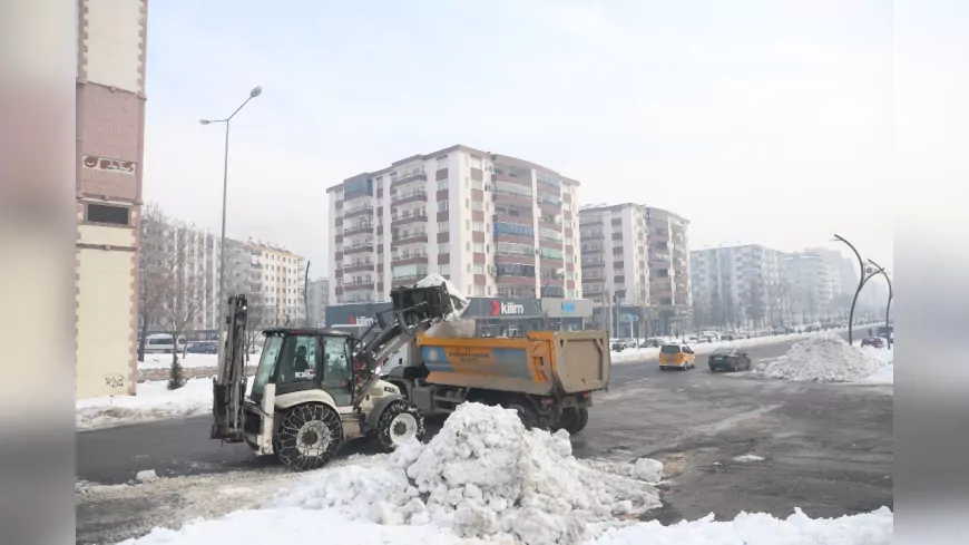 Diyarbakır’da Trafik Yoğunluğunu Azaltmak İçin Ana Arterlerde Kar Temizliği Yapılıyor