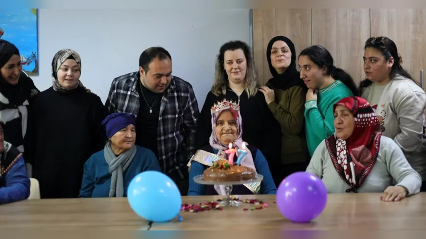 Hayatının İlk Doğum Gününü 77 Yaşında Kutladı