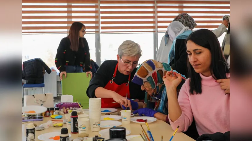 Van Büyükşehir Belediyesi’nden Yaşlı ve Alzheimer Hastalarına Taş Boyama Etkinliği