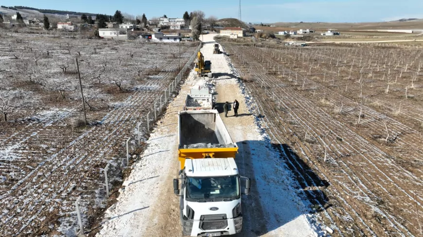 Karaköprü’de 15 Kilometrelik Grup Yolu Sıcak Asfaltla Yenileniyor
