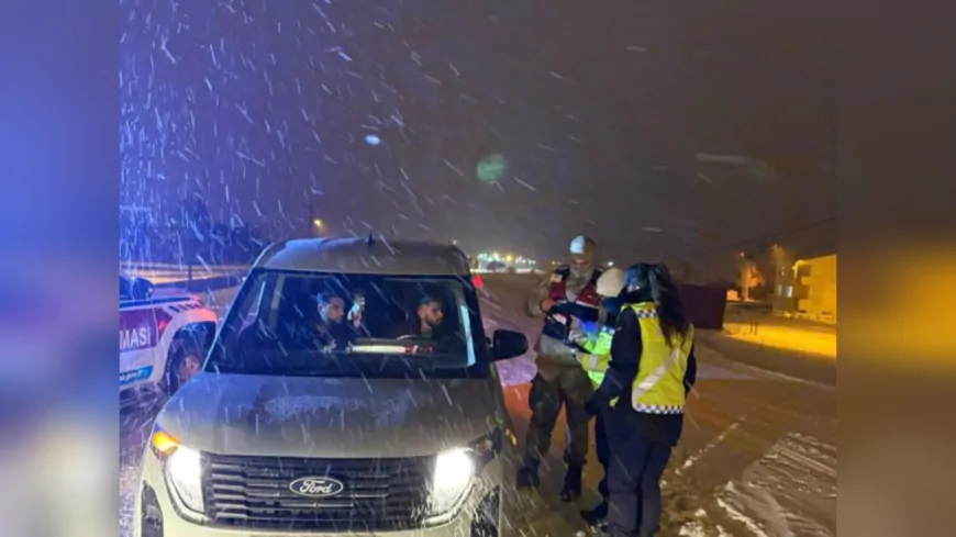 Ardahan Jandarması, Kar Yağışı Nedeniyle Riskli Bölgelerde Denetimlerini Sürdürüyor