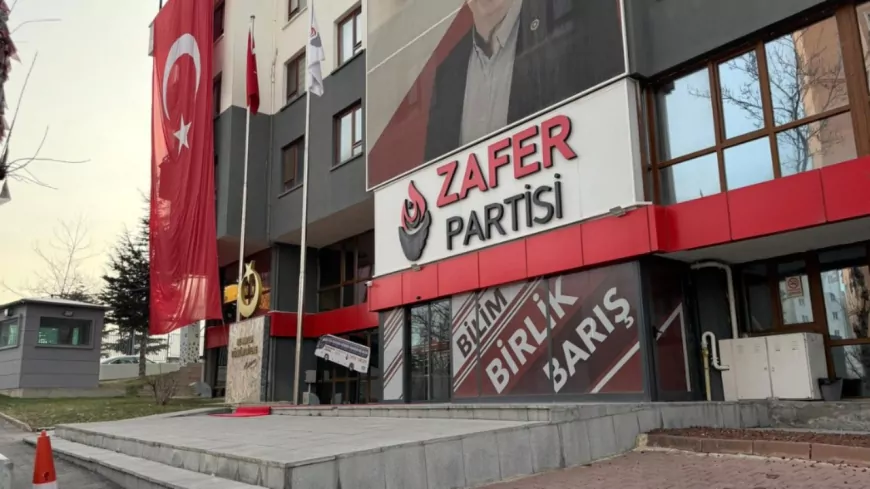 Ümit Özdağ'dan Teşkilatlara Bayrak Talimatı: “Türk Bayrağı Sürekli Asılı Kalacak”