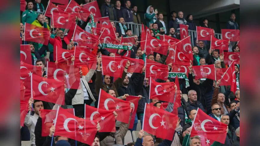 Bursaspor Tribünleri Türk Bayraklarıyla Kırmızı-Beyaza Büründü
