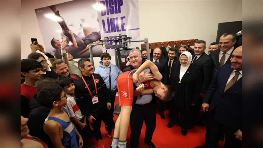 Bakan Dr. Osman Aşkın Bak Eskişehir’de Spor Tesisleri Açtı, Gençlerle Buluştu