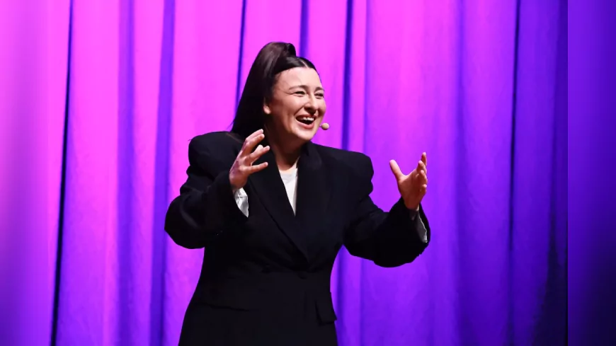 Yasemin Sakallıoğlu İzmir’de Kahkahaya Boğdu