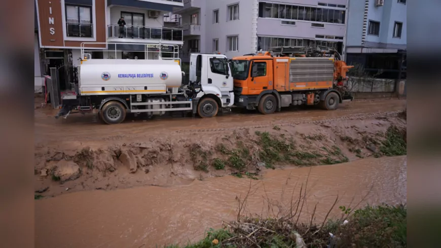 Kemalpaşa Ulucak’ta Menfeze Sıkışan Aracın Kurtarma Çalışmaları Sürüyor