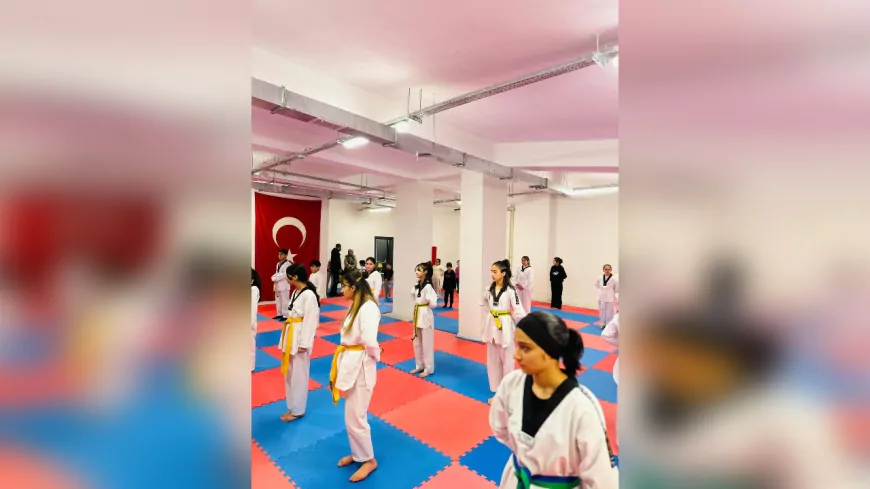 Van Büyükşehir Belediyespor Taekwondo Sporcuları Kuşak Atlama Heyecanı Yaşadı