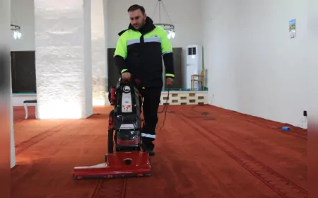 Van Büyükşehir Belediyesi’nden Ramazan Öncesi Camilere Gül Kokulu Temizlik