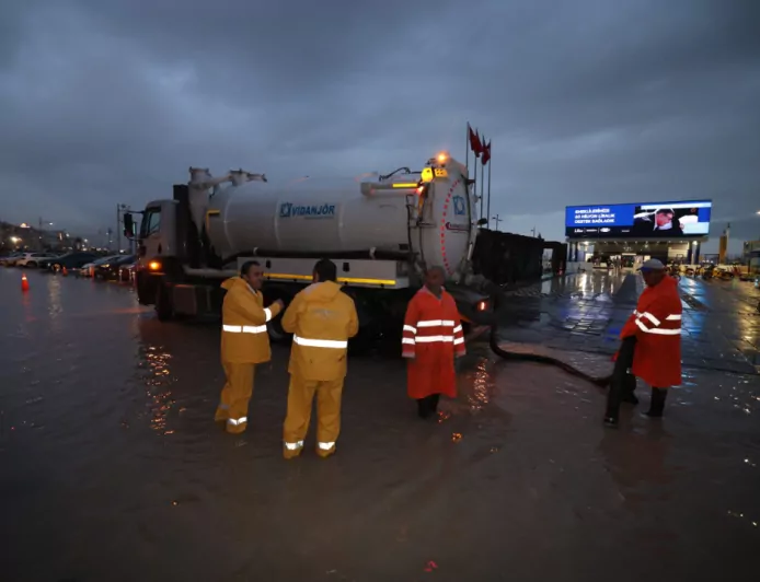 İzmir’de Kuvvetli Yağış ve Deniz Taşkınlarına Anında Müdahale