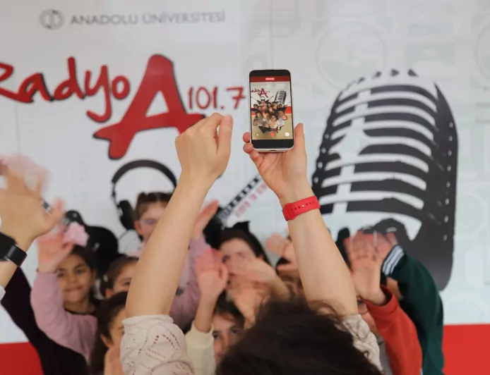 Miniklerden Anlamlı Radyo Ziyareti: Çocuklar Radyo Yayıncılığıyla Tanıştı