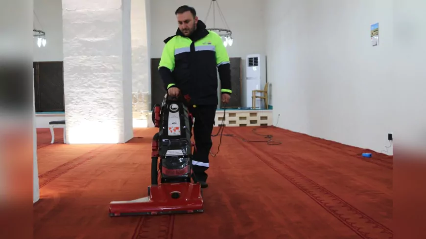 Van Büyükşehir Belediyesi’nden Ramazan Öncesi Camilere Gül Kokulu Temizlik