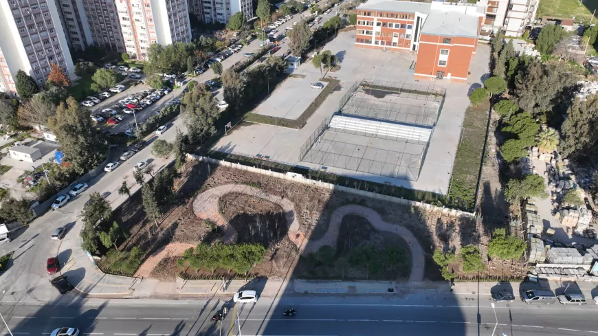 İzmir’in Beton Boşluklarında Mini Ormanlar Yükseliyor