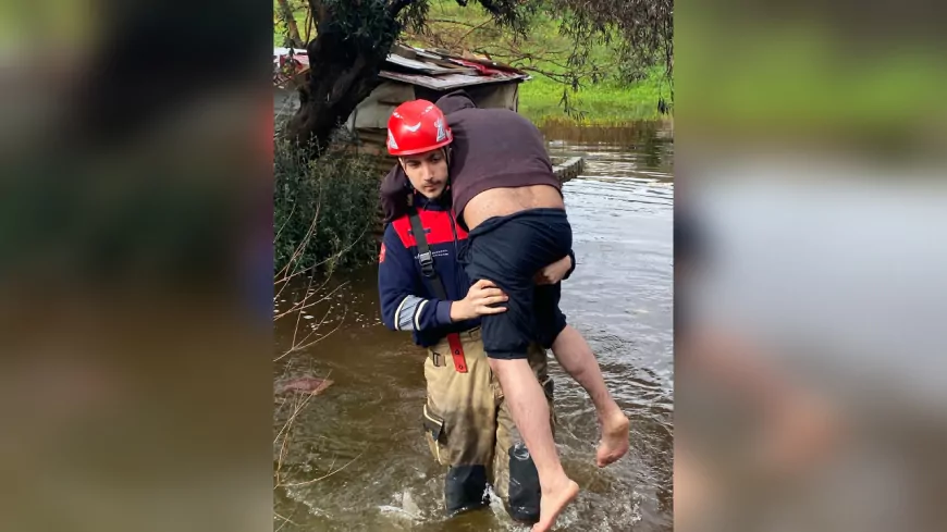 İzmir’de Mahsur Kalan Vatandaşı İtfaiye Eri Sırtında Taşıyarak Kurtardı