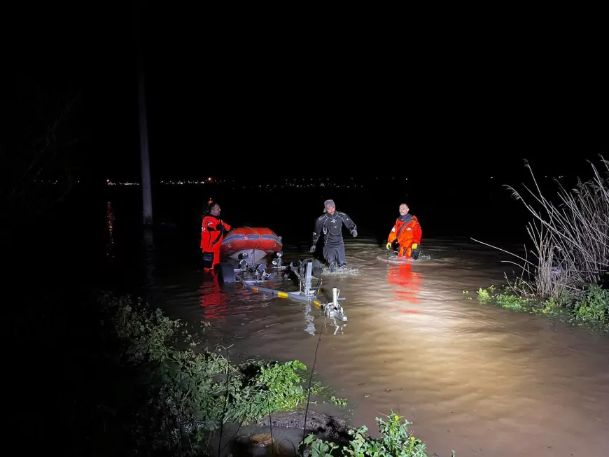 İzmir İtfaiyesi’nden Selde Mahsur Kalan Hayvanlara Gece Operasyonu