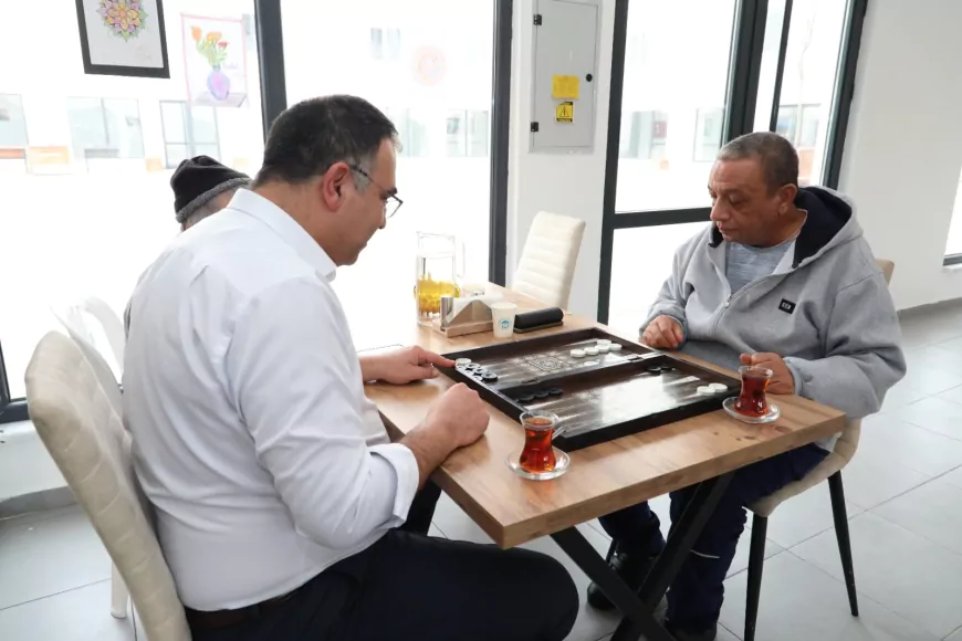 Odunpazarı Belediyesi Lütfü Yüksel Yaşlı Bakım Merkezi’nde Tavla Heyecanı