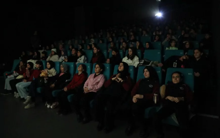 VAN BÜYÜKŞEHİR BELEDİYESİ’NDEN ÖZEL GEREKSİNİMLİ BİREYLERE SİNEMA ETKİNLİĞİ