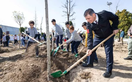Kültürpark’ta Beton Alan Yeşile Dönüştü: 190 Fidan Toprakla Buluştu