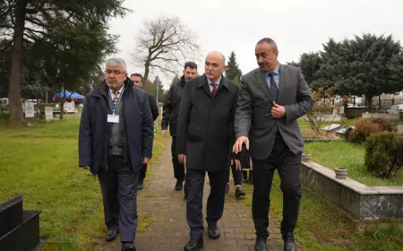 Bayram Arifesinde Mezarlıkta Kur’an Tilaveti