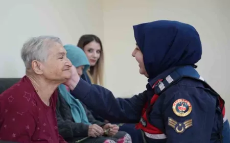 Bayburt’ta Jandarmadan Huzurevi Sakinlerine Anlamlı Ziyaret